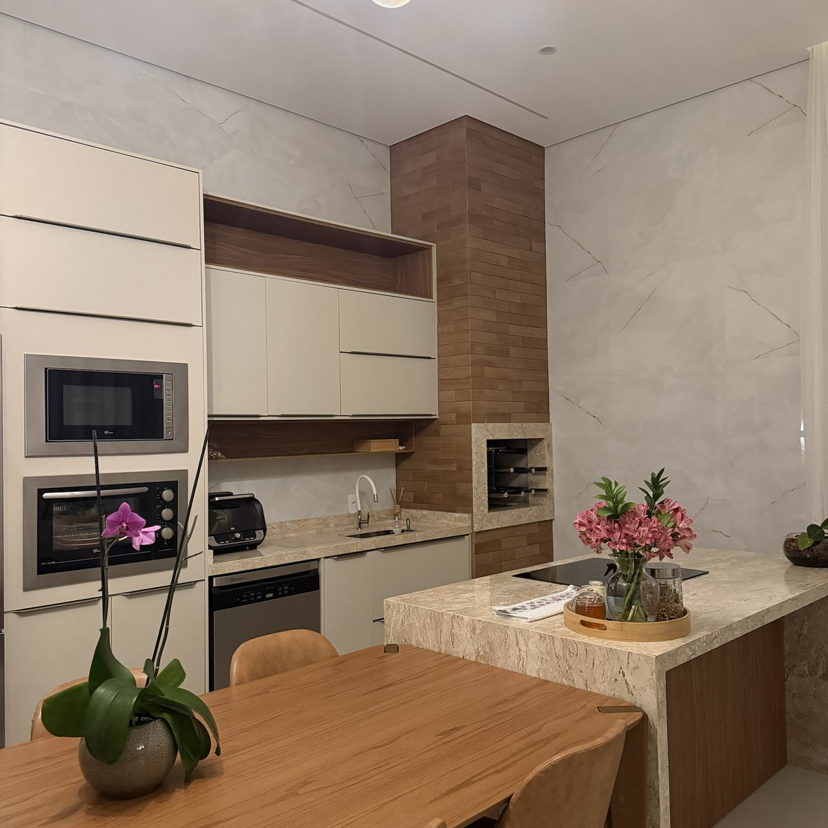 Cozinha clara com decoração delicada